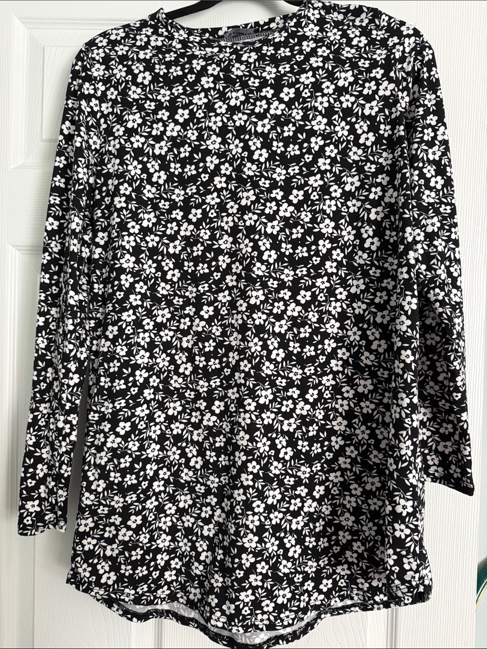 Women’s Black Floral Long-Sleeve Crew Neck Top